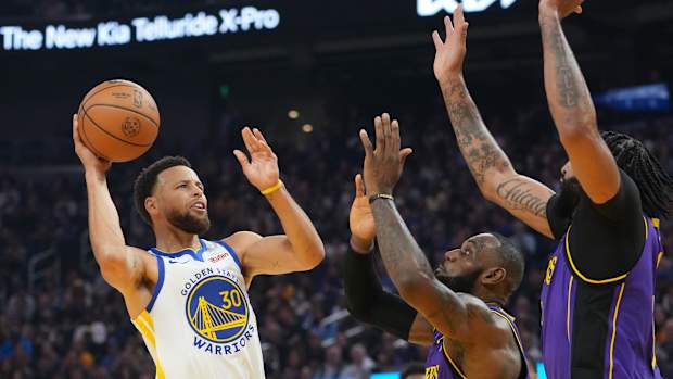 Stephen Curry frente a LeBron James